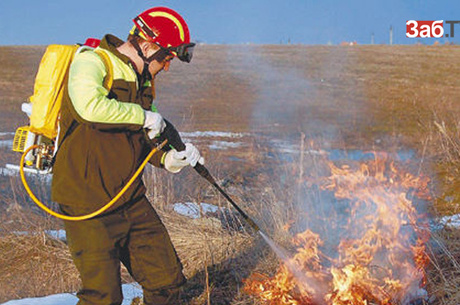 Пожарные отказывают добровольцам в ранцевых огнетушителях