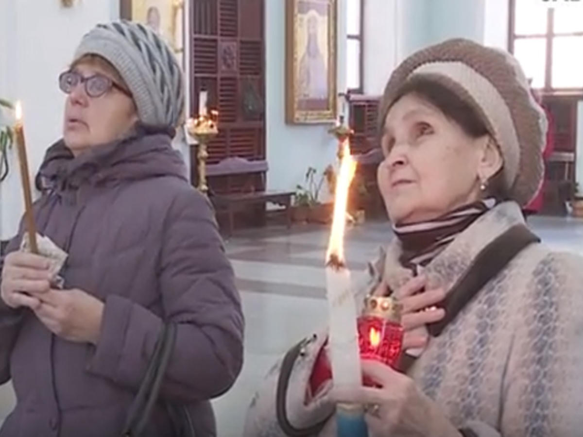 Читинка ходит за Благодатным огнем, «чтобы внучатки были здоровы»