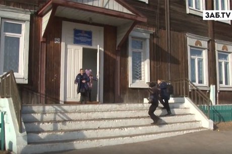 После визита депутатов в новокручининской школе отремонтируют спортзал