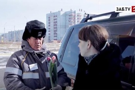 В Международный женский день автоледи получили букеты и романсы Ахматовой