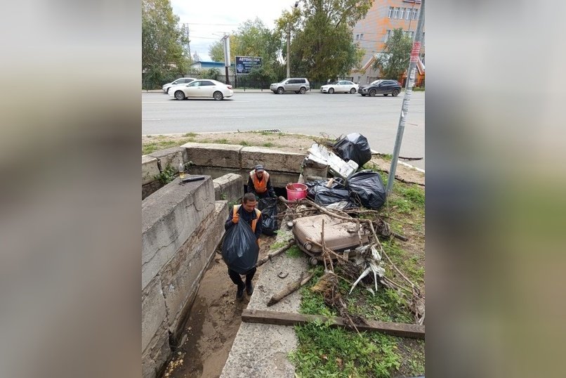 Диван был обнаружен в ливневке на Новобульварной