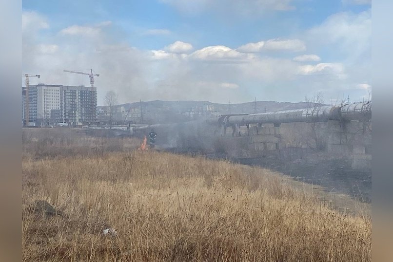 Сухая трава горела в селе Газимурский Завод
