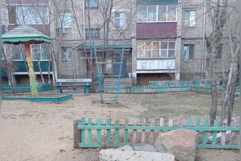 «Детям негде играть»: жительница Читы возмущена состоянием двора