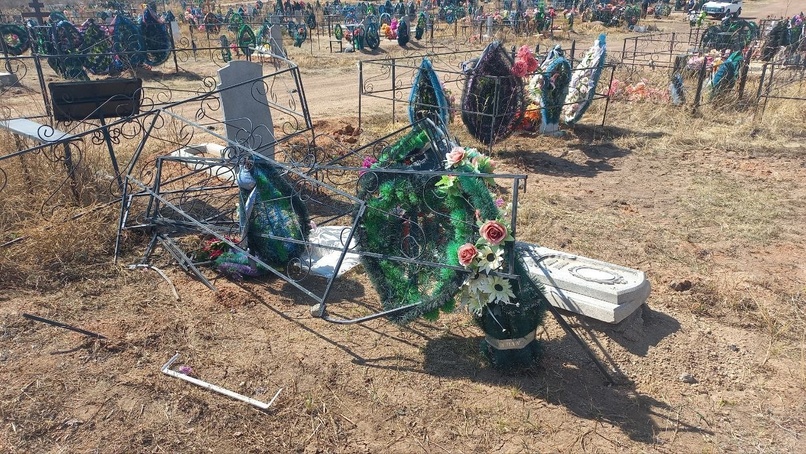 В Краснокаменске неизвестные разрушили могилы на кладбище
