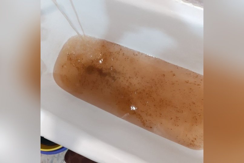 Грязная вода с запахом подается в дом на КСК