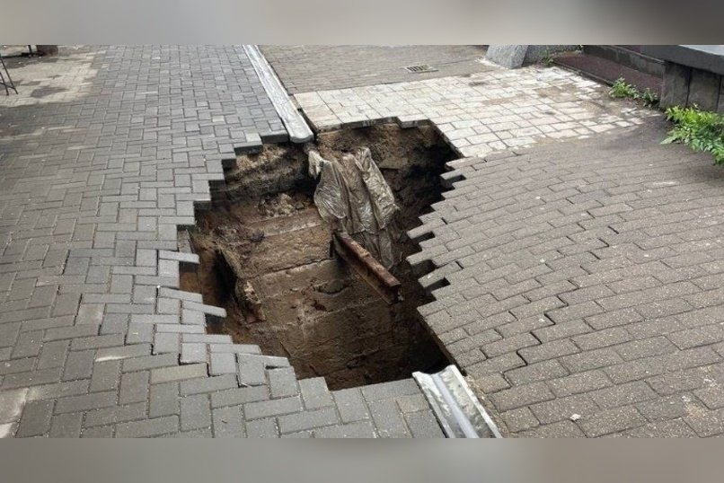 В центре Читы провалилась плитка