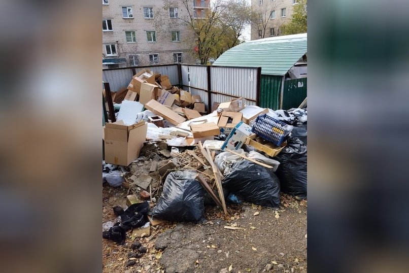 Двор в центре Читы вновь утопает в мусоре