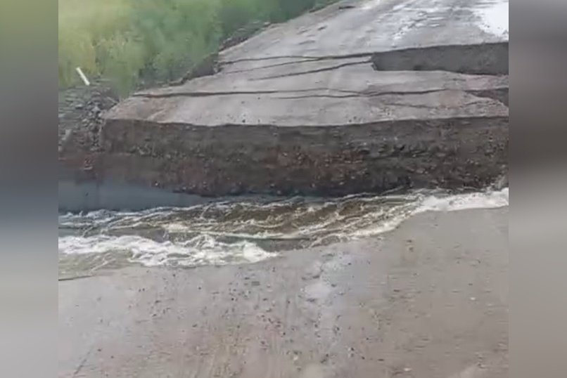 Трассу размыло перед селом Мордой