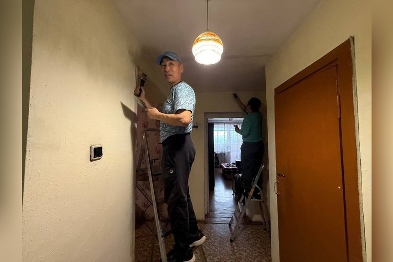 Судебные приставы отремонтировали жильё ветерану труда