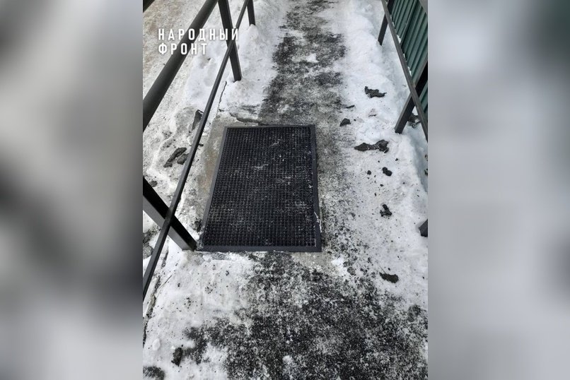 В Чите подрядчик вместо ремонта пандуса приклеил коврик для обуви