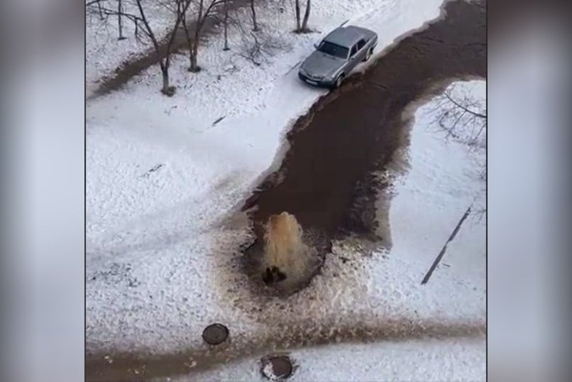 Вода затопила улицу в Краснокаменске из-за прорыва пожарного гидранта