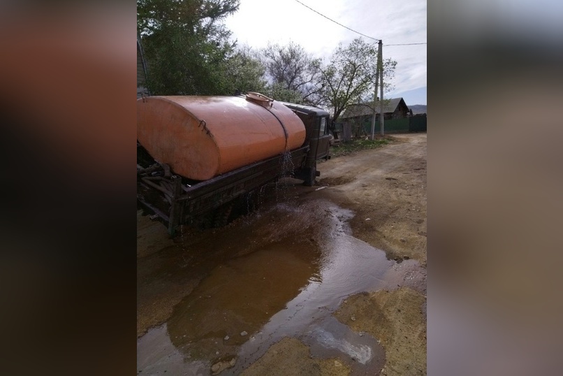 Очевидец: водовозка провалилась в яму, оставленную газовщиками
