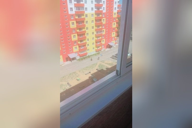 Жители КСК пожаловались на лежащий во дворе труп мужчины (18+)