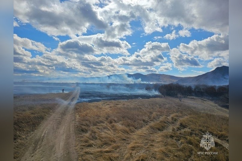 Первый пожар сухой травы в 2025 году произошел в Забайкалье