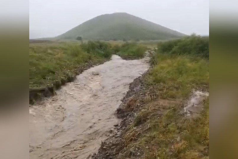 Дорогу размыло между двумя селами в Кыринском округе