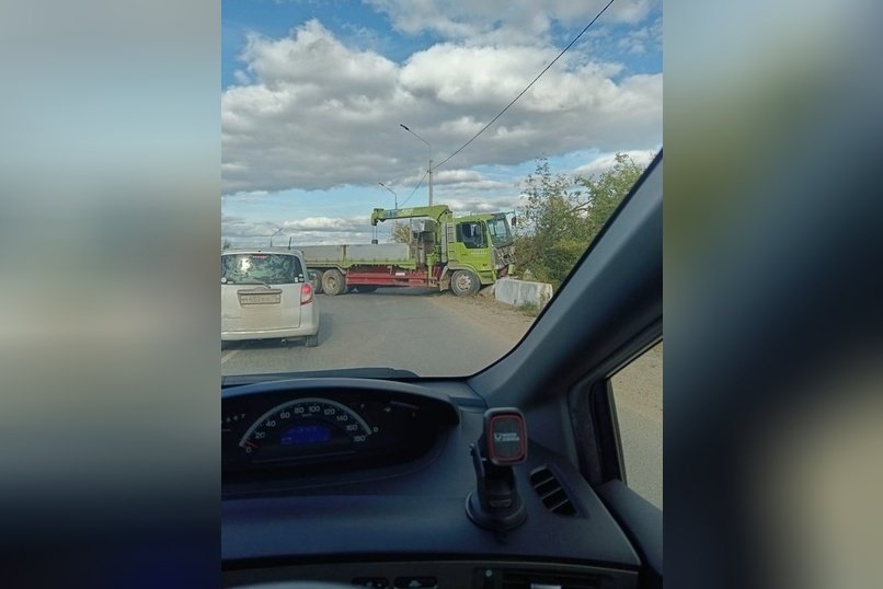 Большегруз въехал в бетонные блоки на дороге около аэропорта в Чите