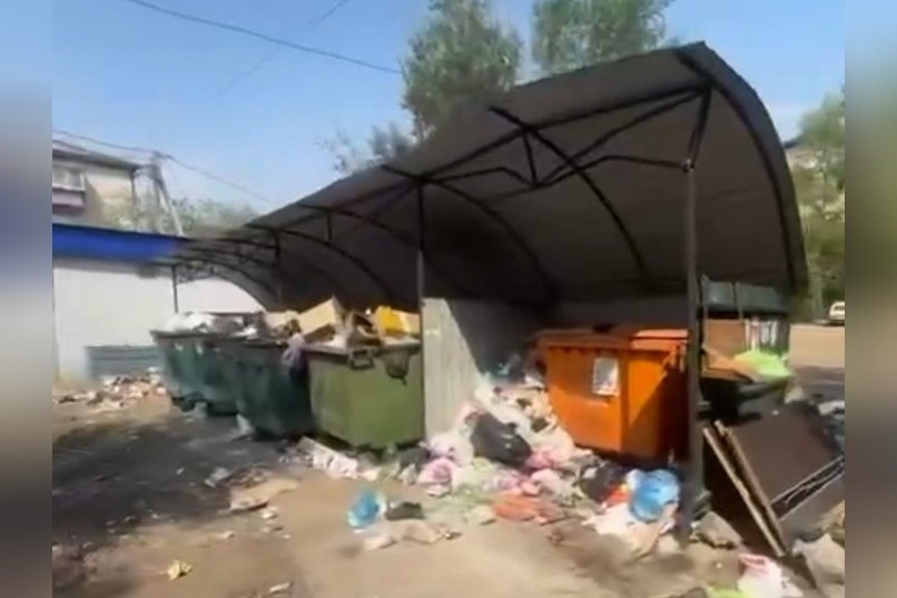Двор в центре Читы утопает в мусоре