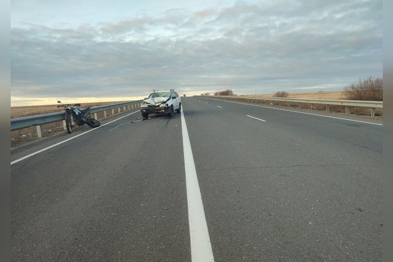 Мотоцикл и автомобиль столкнулись в Чернышевском округе