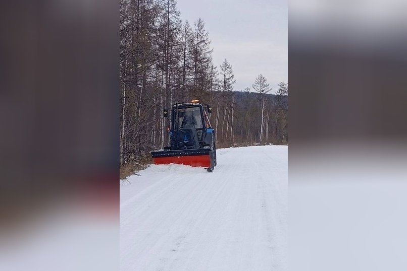 В Забайкалье продолжают чистить дороги от снега