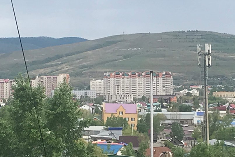 Неизвестные переделали надпись «Победа» на слово «Еда» на Титовской сопке в Чите