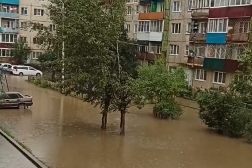 Огромная лужа затопила весь двор жилых домов на КСК