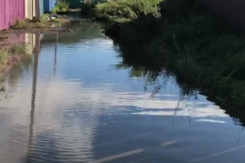 Дождевая вода заполнила улицы в частном секторе под Читой