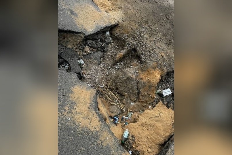 Глубокий провал красуется на дороге в центре Читы