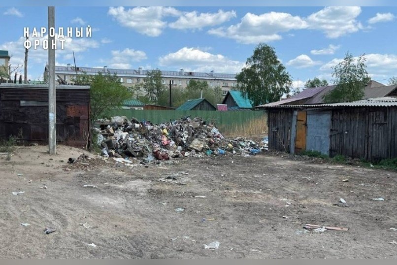 Мусорная стена выросла возле дома в Чите