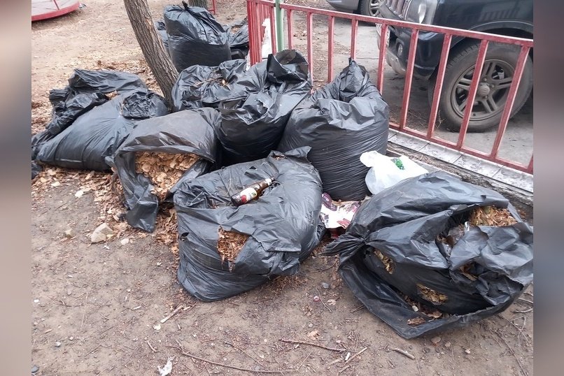 Мешки с мусором лежат в центре города