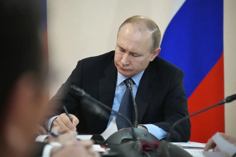 Путину пожаловались на мороженное «Радуга» из-за его цвета