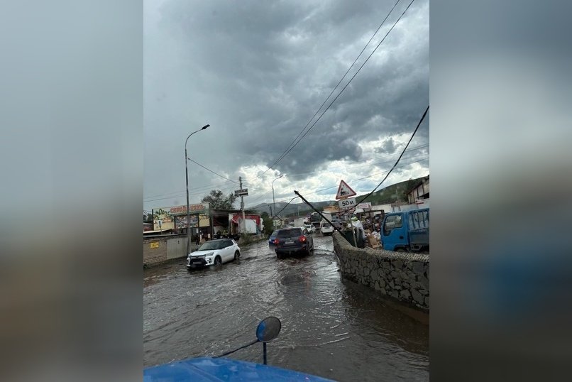 Столб с проводами упал около лужи на Острове