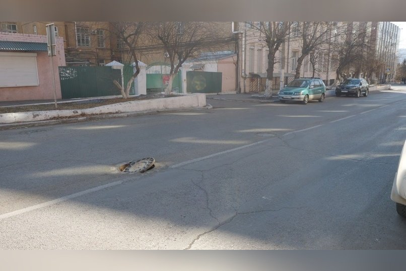 Провалившиеся люки мешают проезду на улице Нечаева