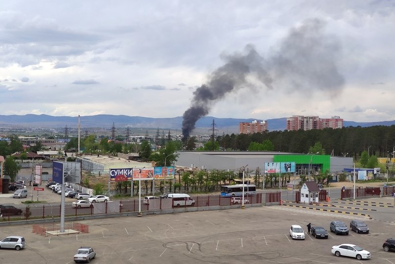 Покрышки загорелись в районе бывшего завода ЖБИ в Чите