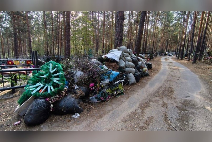 Центральное кладбище Читы утопает в мусоре