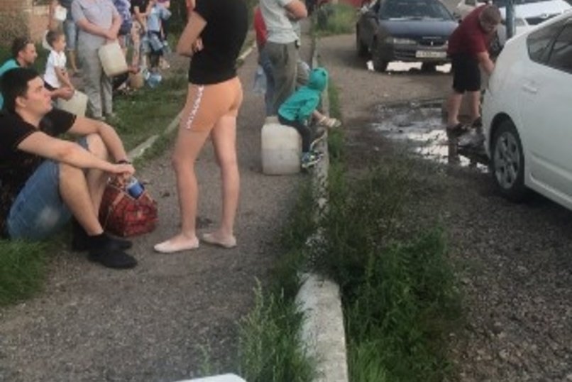 Очередь за водой образовалась на одной из колонок в Чите
