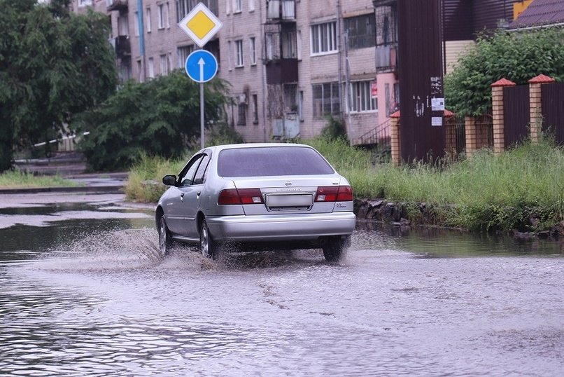 Огромная лужа образовалась на отремонтированном проспекте Жукова - очевидец