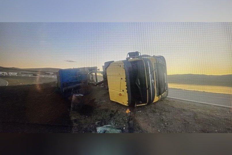 Водитель большегруза доставлен в больницу после ДТП