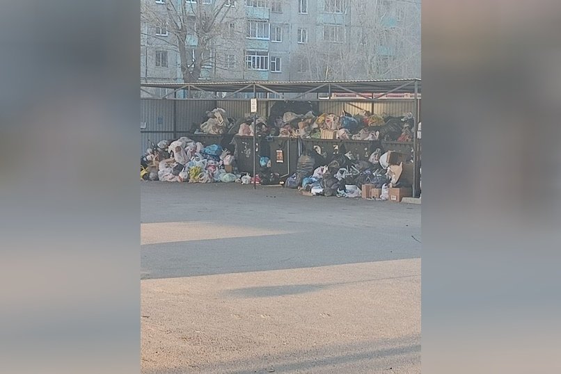 Контейнеры забиты мусором в 1-м микрорайоне