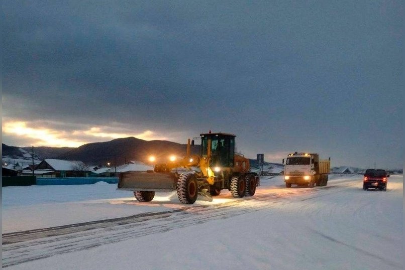 Почти 100 единиц спецтехники направили для расчистки региональных дорог