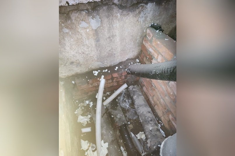 В доме 1-го микрорайона регулярно топит подвал — жители боятся обрушения