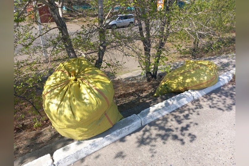 Мешки с мусором «украшают» улицу Нечаева