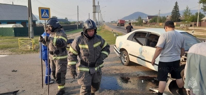 Спасатели достали из машины пострадавшую в ДТП жительницу Забайкалья