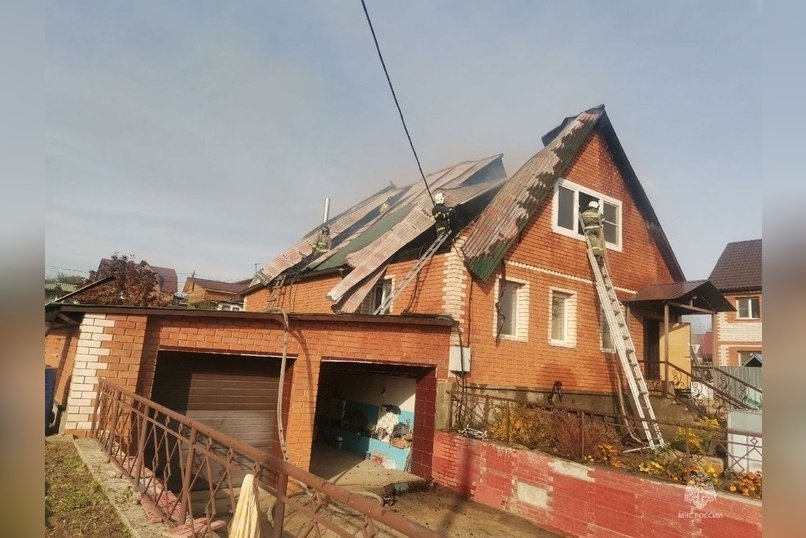 В селе Усть-Ножовое загорелся жилой дом