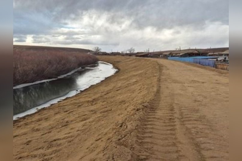 Дамбу ремонтируют на озере Бальзино