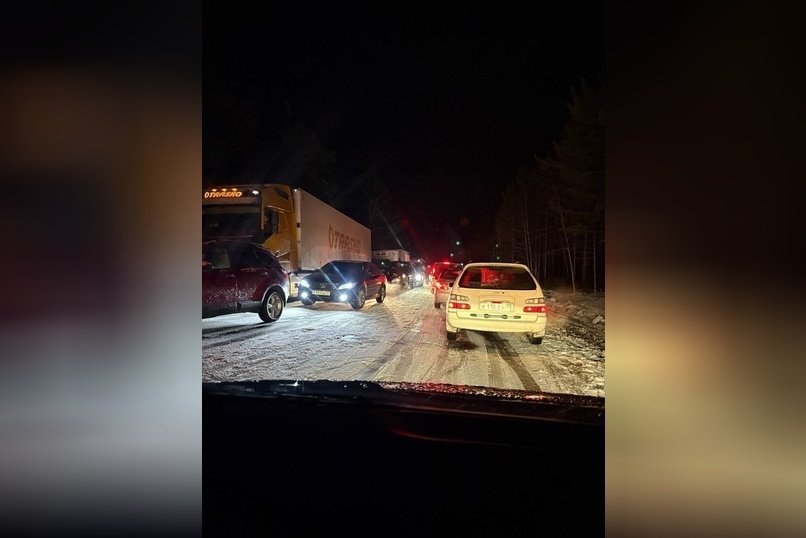 Снег парализовал движение на федеральной трассе