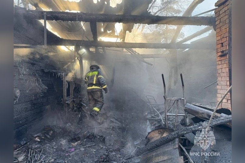 Пожар двух гаражей произошел в Чите