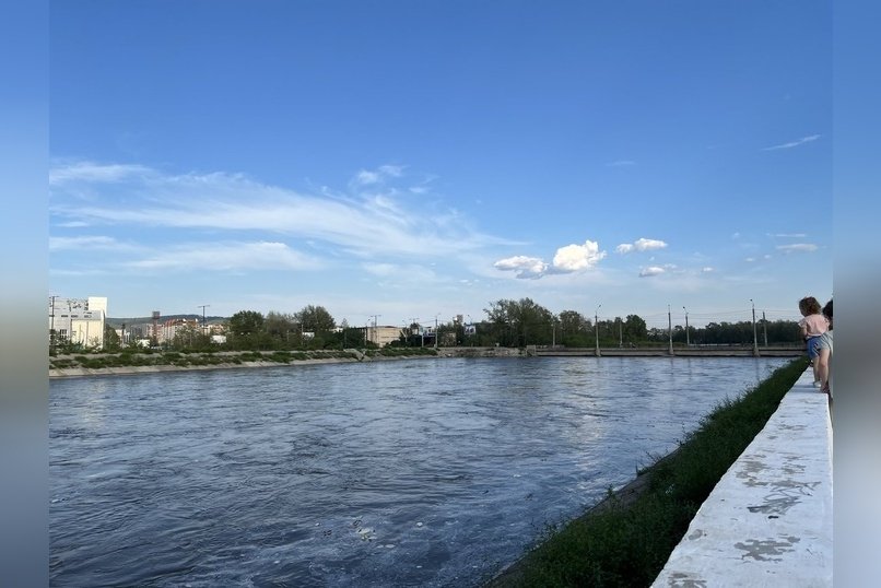 Вода почти подошла к мосту на Пожарке