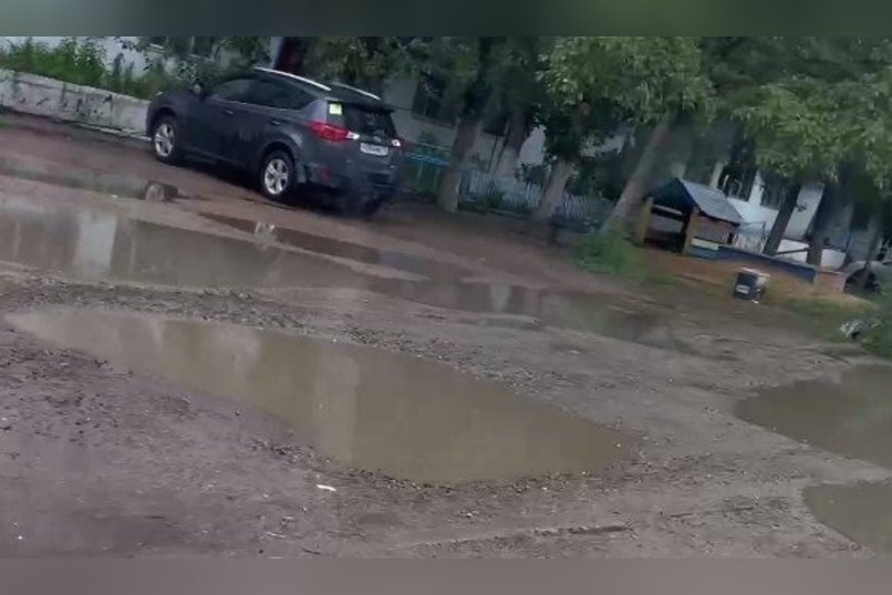 Двор на КСК утопает в лужах из-за разбитой дороги