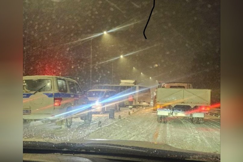 Автобус и большегруз столкнулись в Чите