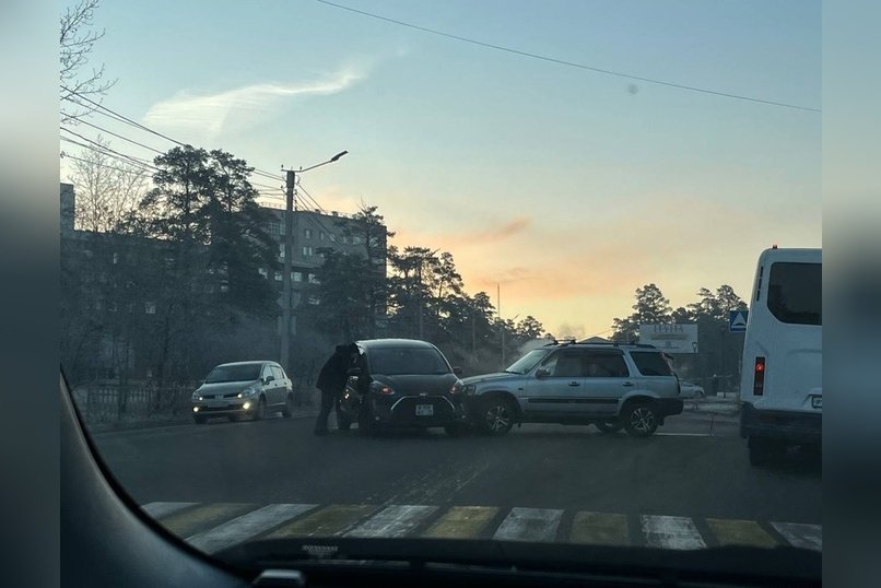 На пересечении двух улиц в Чите произошло ДТП